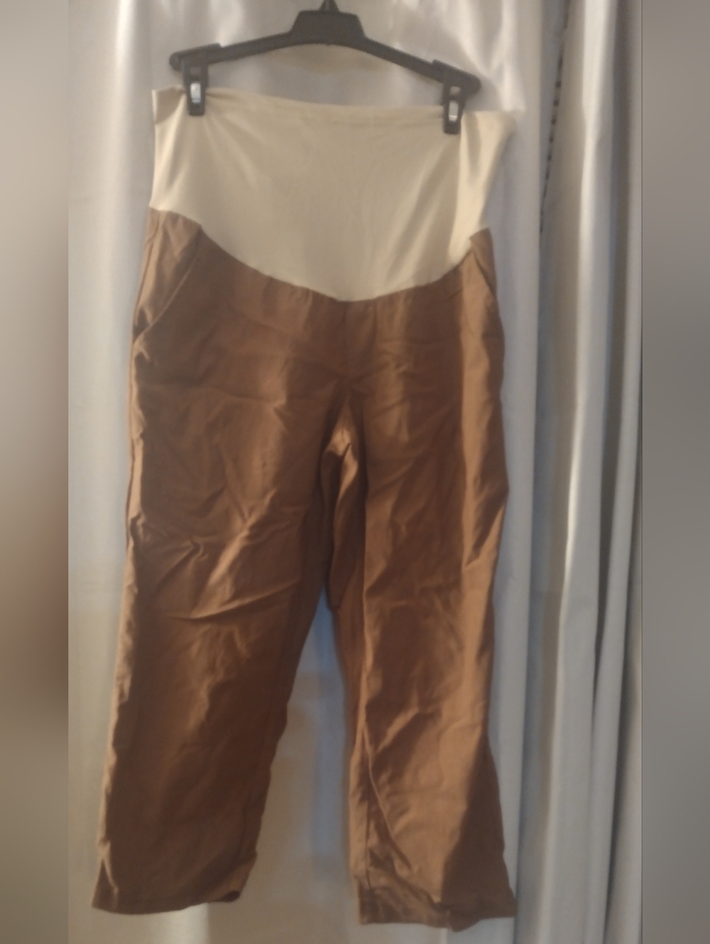 High-Waist Two-Tone Maternity Capris - Cream & Brown